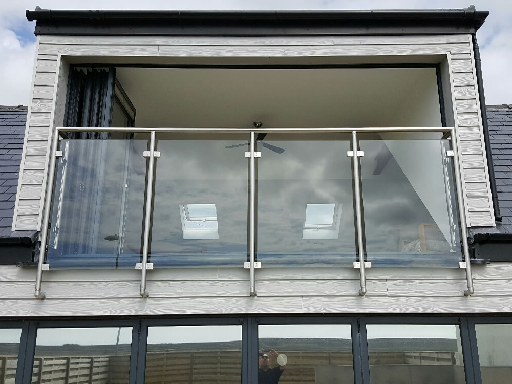 Korkuluk ve Küpeşte: Güvenlik ve Estetiğin Buluşma Noktası